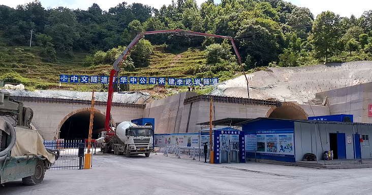  贵州铜仁45米搅拌泵车打商混，助力隧道建设